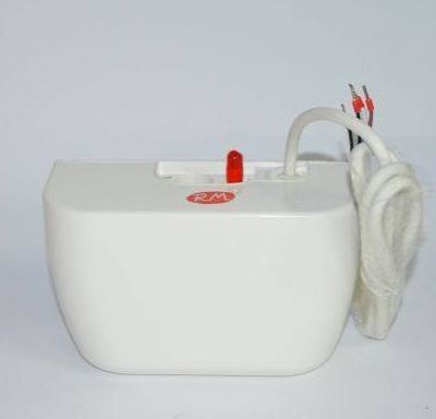 Dispensador de bebidas de pl&aacute;stico blanco con grifo rojo y manguera en espiral sobre un fondo liso.